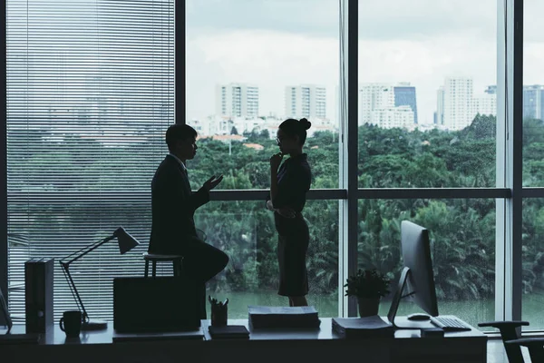 Hombre de negocios hablando con su asistente femenina — Foto de Stock