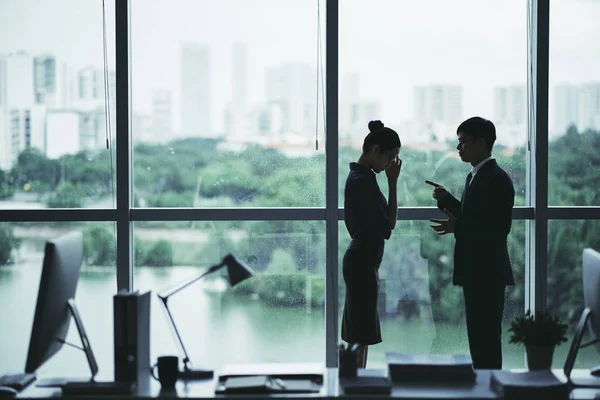 Chefe repreender vergonhoso empregado feminino — Fotografia de Stock