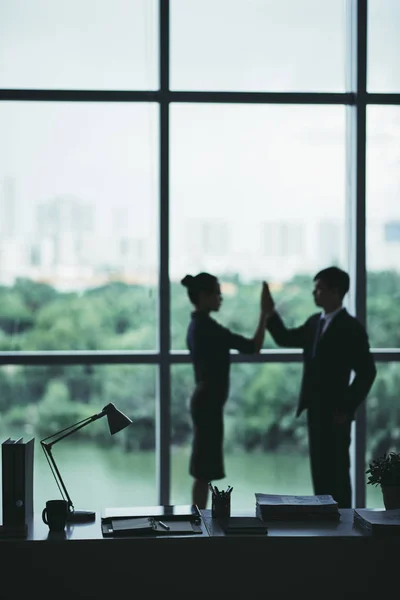 Empresários celebrando o sucesso no escritório — Fotografia de Stock