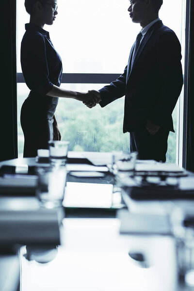 Деловые люди пожимают руки