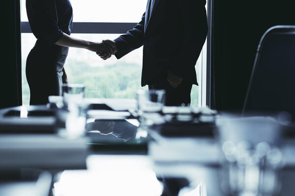 Деловые люди пожимают руки