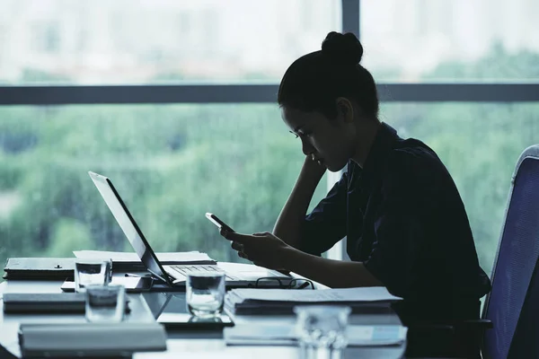 Business lady reading text message — Stock Photo, Image