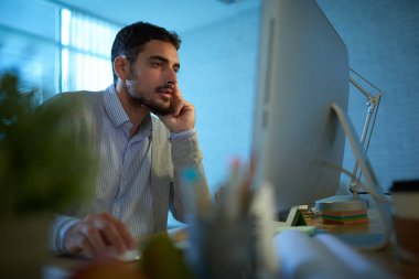 Bilgisayarda çalışan girişimci