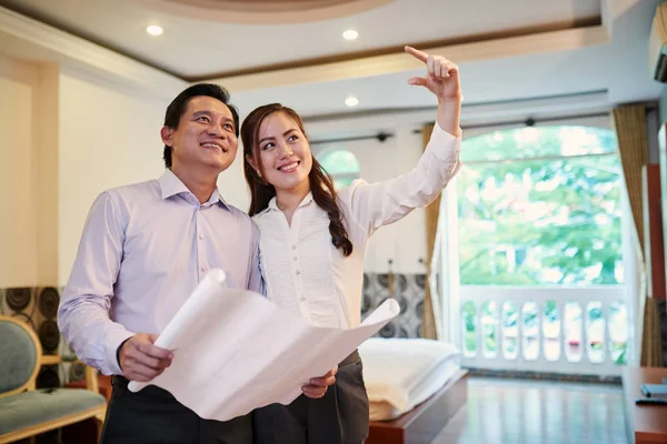 Alegre pareja planificación diseño de la casa —  Fotos de Stock