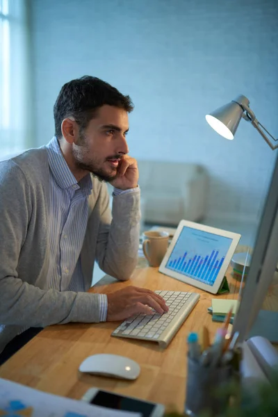 Geschäftsmann liest Informationen auf Computerbildschirm — Stockfoto