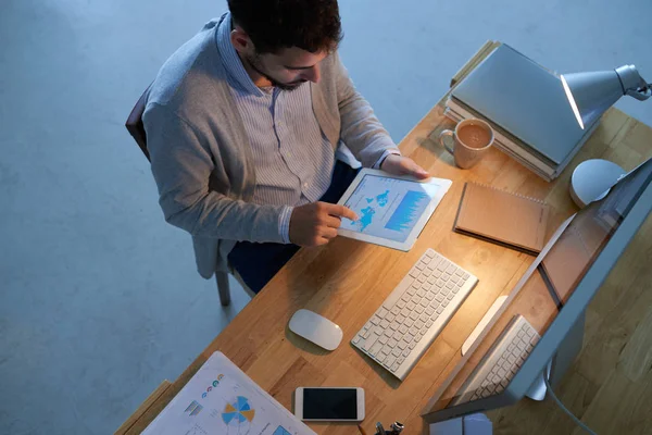 Hombre de negocios analizando gráfico — Foto de Stock