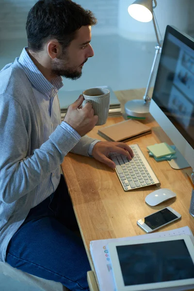 Affärsman dricka kaffe och arbetar — Stockfoto