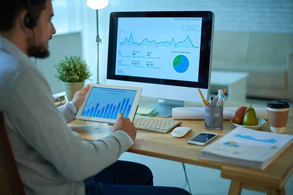 Empresario trabajando en informe anual — Foto de Stock