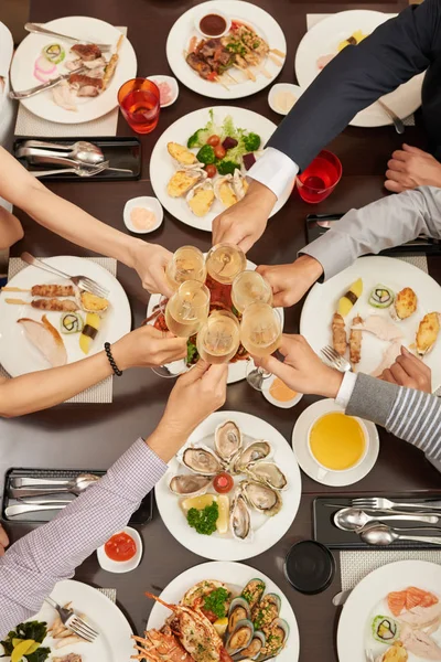 Pessoas a brindar ao jantar — Fotografia de Stock