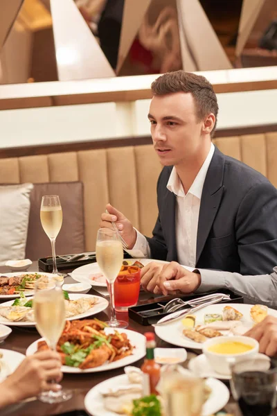 Homem falando à mesa de jantar — Fotografia de Stock