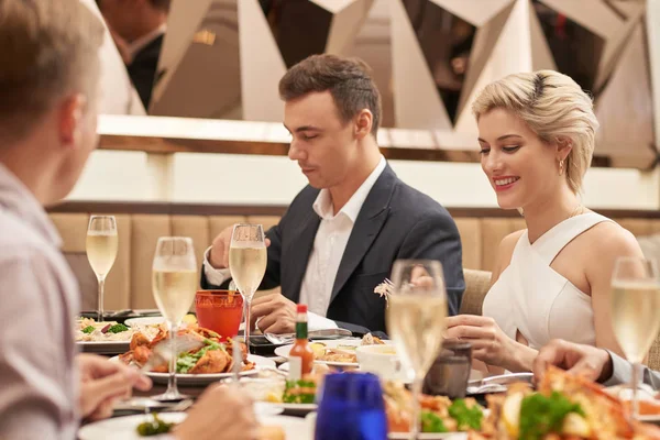 Comida de pareja en la cena —  Fotos de Stock