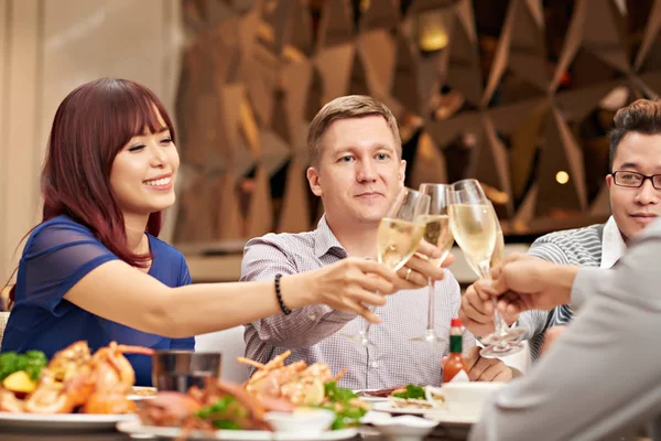 Personas cenando en el restaurante —  Fotos de Stock