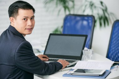 dizüstü bilgisayarda çalışma ile iş adamı