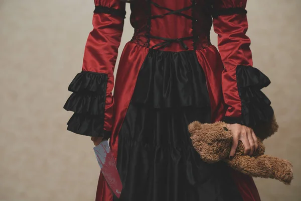 Flicka redovisade nallebjörn och vass kniv — Stockfoto