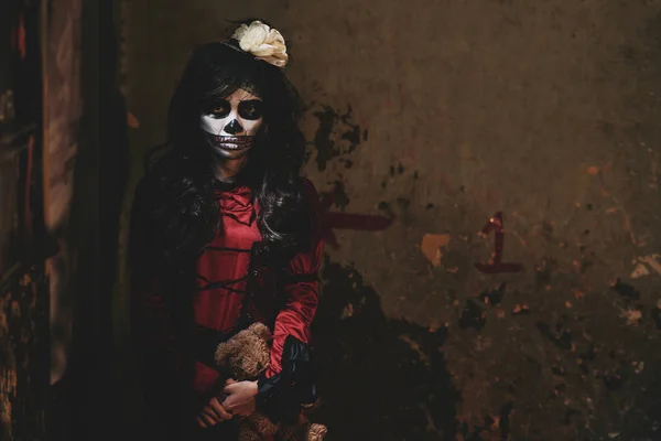 Το κορίτσι με το πρόσωπο του κρανίου στέκεται στη σκοτεινή γωνιά — Φωτογραφία Αρχείου