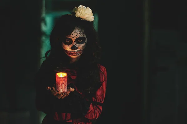 Κορίτσι κρατώντας λαμπερό κερί σε σκοτεινό σπίτι — Φωτογραφία Αρχείου