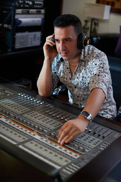 Musicmaker working on new track in studio — Stock Photo, Image