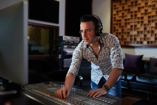 Musicmaker arbetar på nya spår i studio — Stockfoto