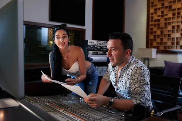 Cantante y compositor trabajando en un estudio de música — Foto de Stock