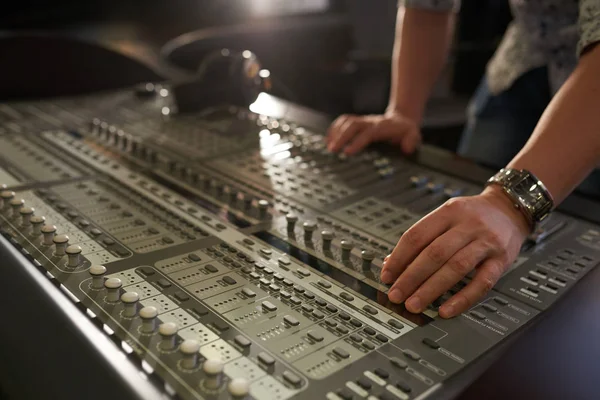 Musicmaker arbetar på mixerbord — Stockfoto