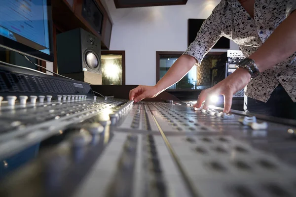 Musikförfattare arbetar på soundboard — Stockfoto