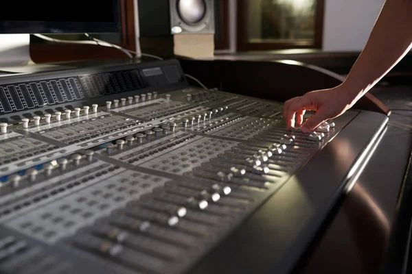 Muzikant met behulp van mixer in studio — Stockfoto