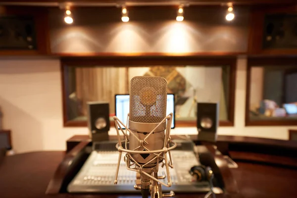 Microfoon in lege muziekstudio — Stockfoto