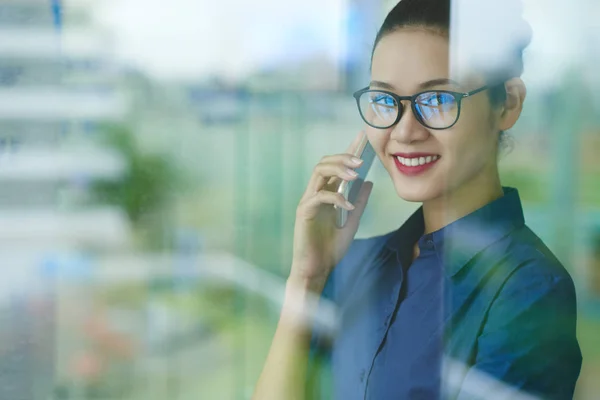 Zakelijke dame praten over telefoon — Stockfoto