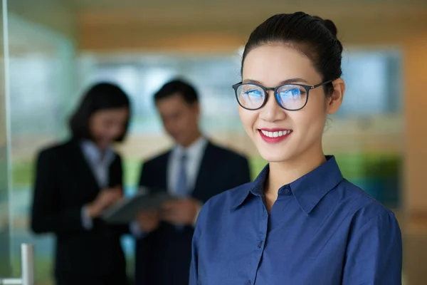 Business lady glimlachend op camera — Stockfoto