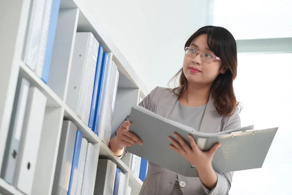 Contable femenino con encuadernador grande —  Fotos de Stock