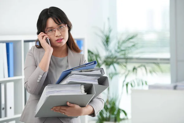 Female entrepreneur with many folders — Stock Photo, Image