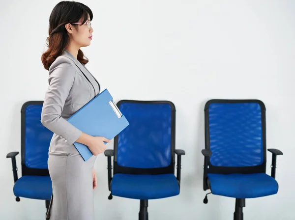 Mujer de negocios con carpeta caminando por la oficina — Foto de Stock