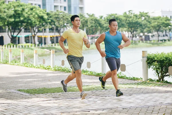 Vrienden samen joggen in straat — Stockfoto