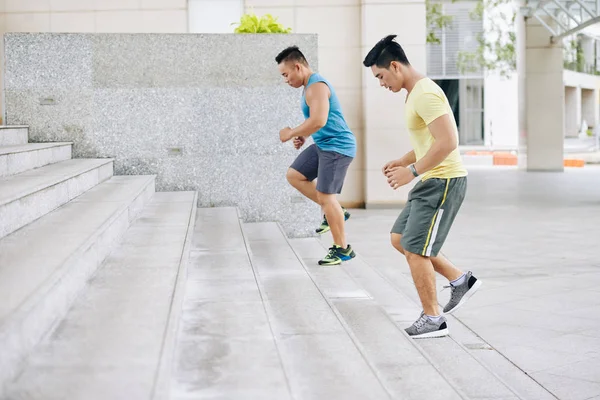 Merdiven üzerinde çalışan sporcular — Stok fotoğraf