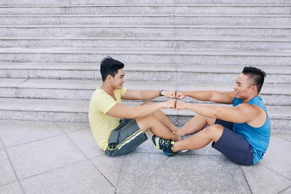 Gli sportivi si divertono a lavorare sui muscoli addominali — Foto Stock