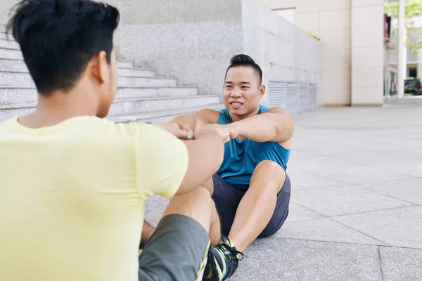 Hombre haciendo ejercicio con un amigo al aire libre —  Fotos de Stock