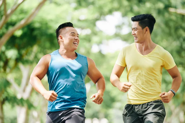 Amici facendo jogging insieme in strada — Foto Stock