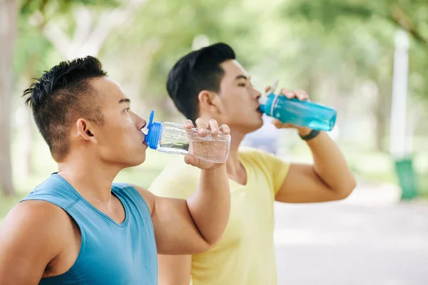慢跑者喝新鲜的水 — 图库照片