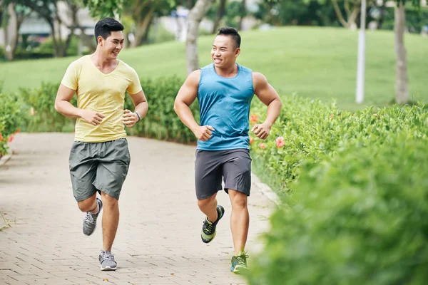 Vrienden samen joggen in straat — Stockfoto