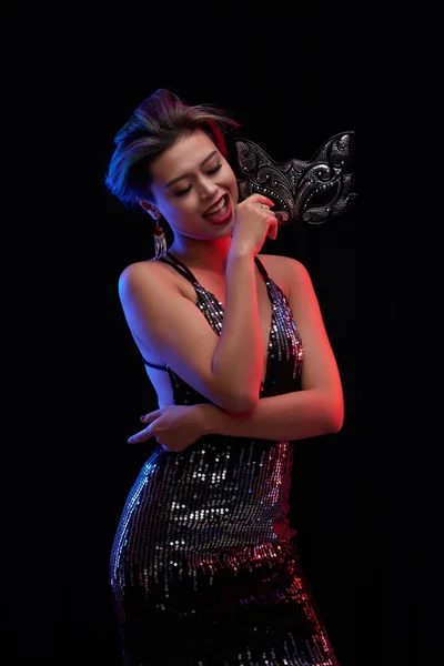 Frau in schönem Kleid tanzt und posiert — Stockfoto