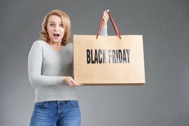 Black Friday kağıt torba kadınla