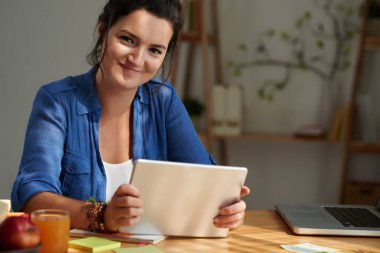 Tablet bilgisayarlı kadın