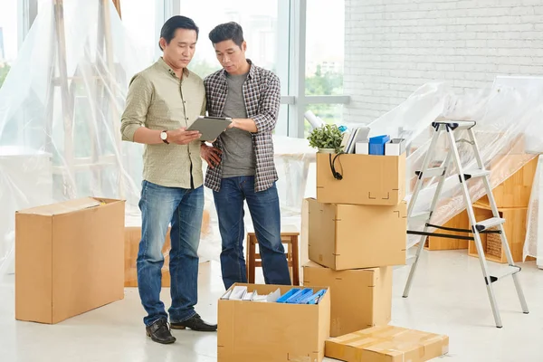 Geschäftsleute planen Arbeit in neuem Büro — Stockfoto