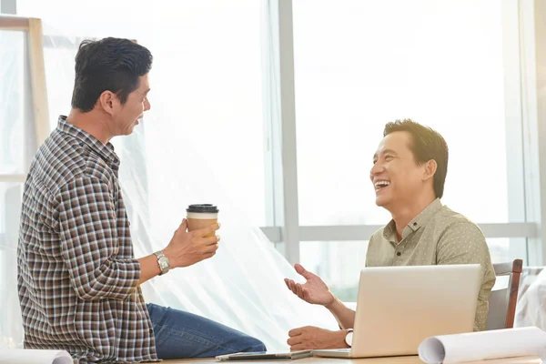 Gente de negocios hablando y riendo —  Fotos de Stock