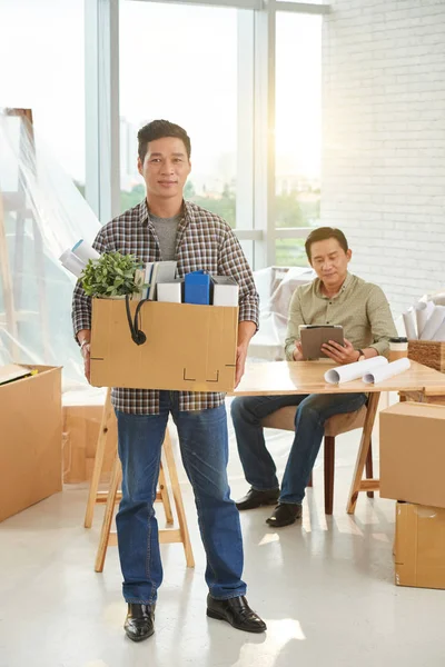 Geschäftsmann mit großem Karton — Stockfoto