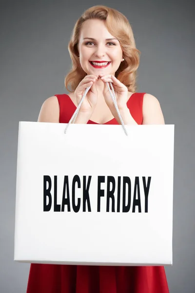 Mulher com pacote Black Friday — Fotografia de Stock
