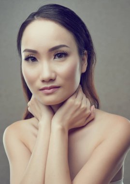 Temiz Cilt kameraya bakarak kadınla