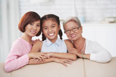 Aile gülümseyen ve kameraya bakıyor