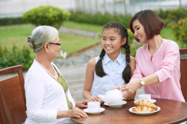 kızı ve torunu ile çay içiyor kadın