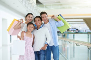 birçok alışveriş torbaları ile Dört Kişilik Aile